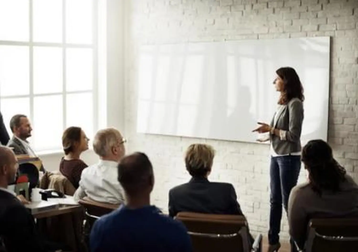 junge weibliche Führungskraft, die etwas leitet von Malgorzata Waniek Consulting UG